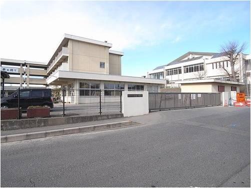 Junior high school. 500m to Haga junior high school