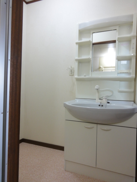 Washroom. This basin undressing room! Shampoo dresser equipped!