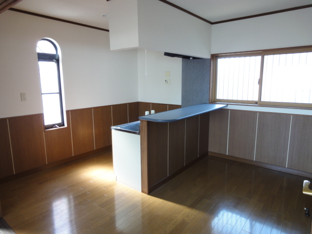 Living and room. It is a popular counter kitchen! 