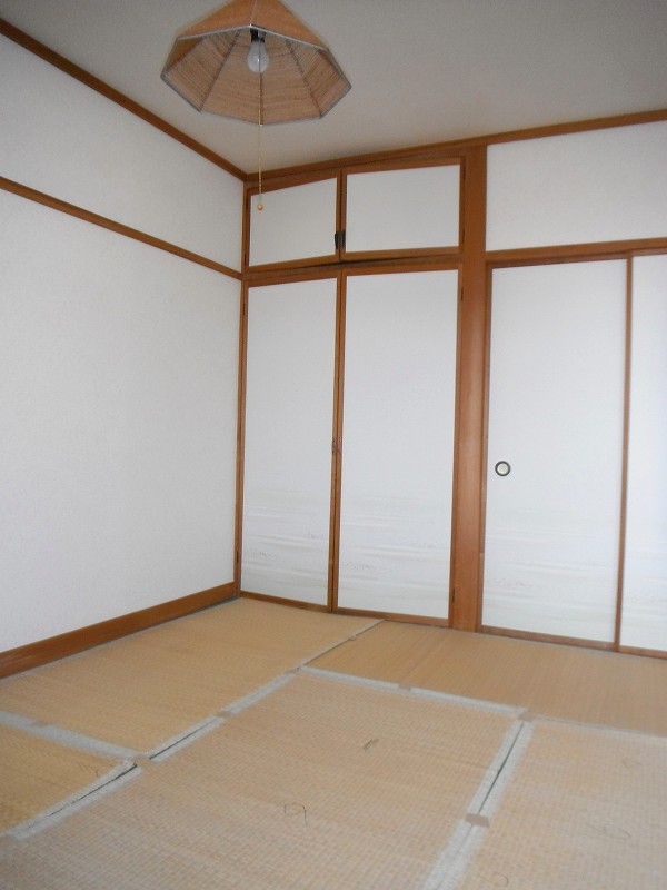 Living and room. Tatami is in curing so as not to burn in the sun