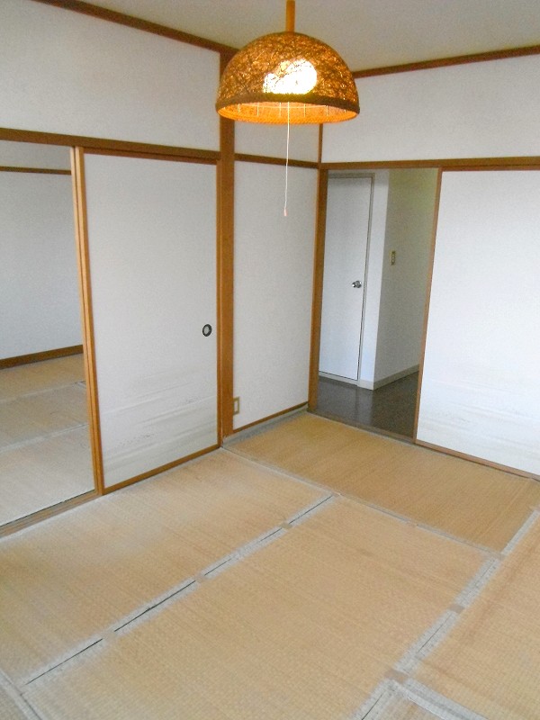 Living and room. Tatami is in curing so as not to burn in the sun