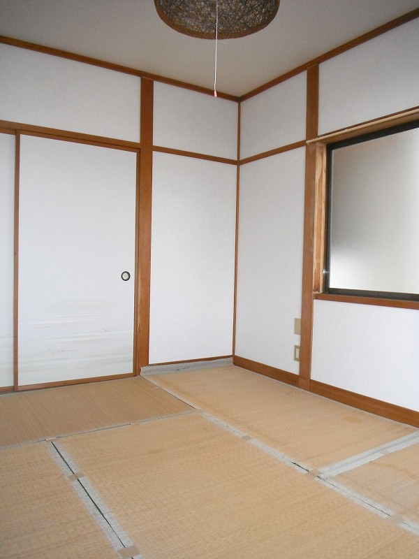 Living and room. Tatami is in curing so as not to burn in the sun