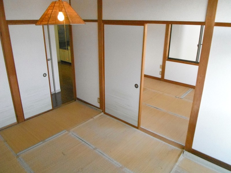 Living and room. Tatami is in curing so as not to burn in the sun