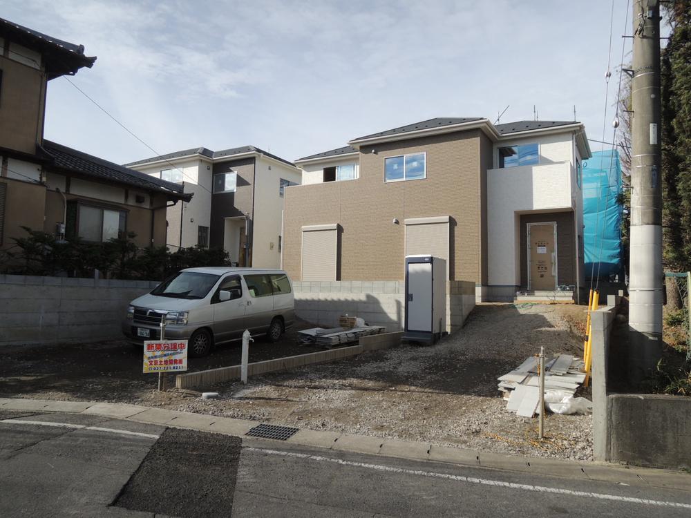 Local photos, including front road. 4 ・ 5 Building Local photo H25.12.17 shooting consumption tax hike before you can of the fiscal year tenants! 