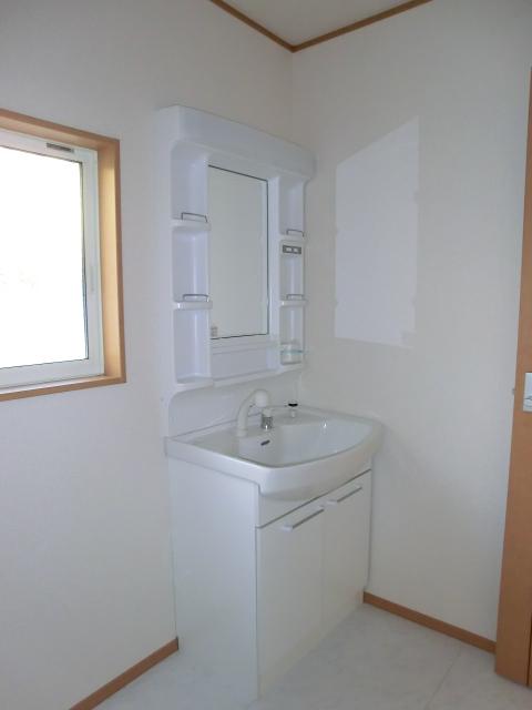 Wash basin, toilet. local