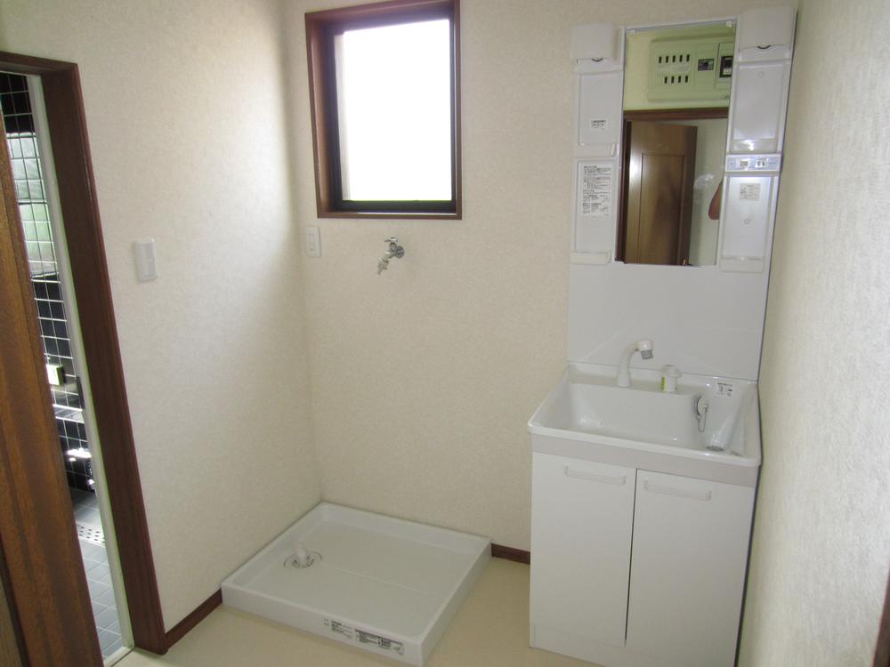Wash basin, toilet. Also washstand new!