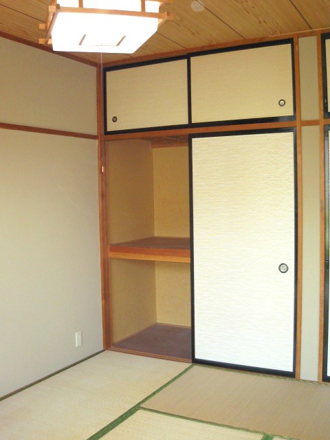 Living and room. Japanese-style room. With upper closet, Receipt. 