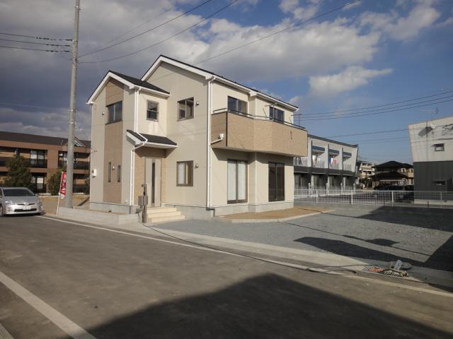 Local photos, including front road. Parking because the garden has also taken widely, OK in the sunshine both! 