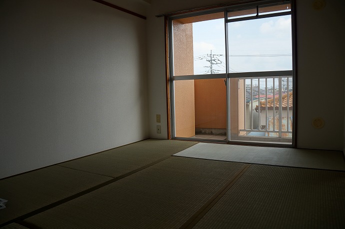 Living and room. Japanese-style room 6 tatami ・ Because the south in winter can be basking in the sun! 