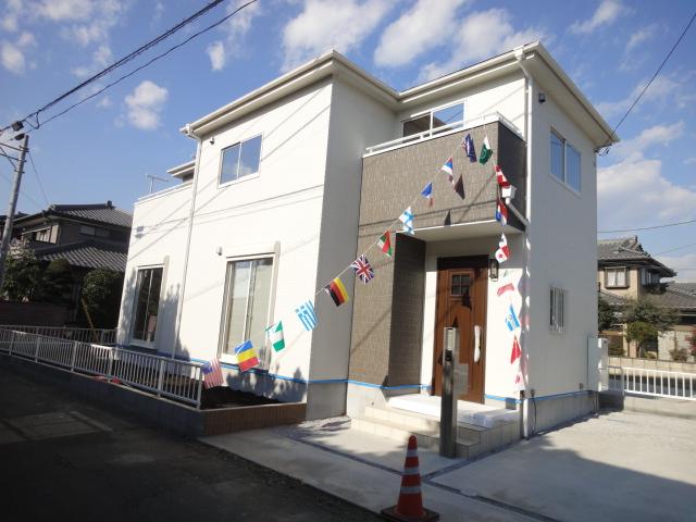Local appearance photo. Zenshitsuminami facing & balcony in the separate type. 
