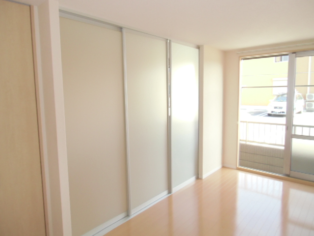 Living and room. LDK and Western-style room is bulkhead. In a semi-transparent sliding door