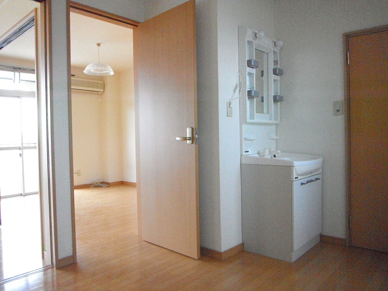 Living and room. There is a wash basin in front of the bath.