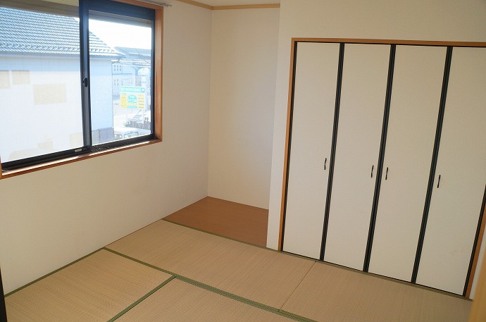 Living and room. You can rumbling in the Japanese-style room