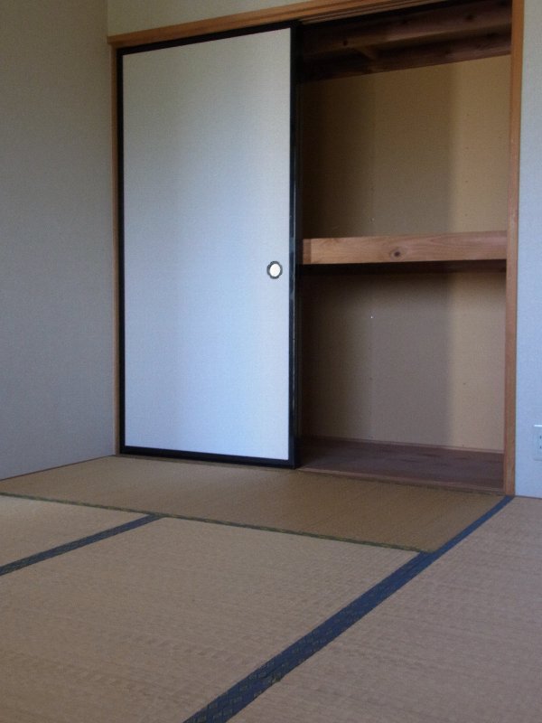 Living and room. Japanese-style room 6 tatami. There closet. 