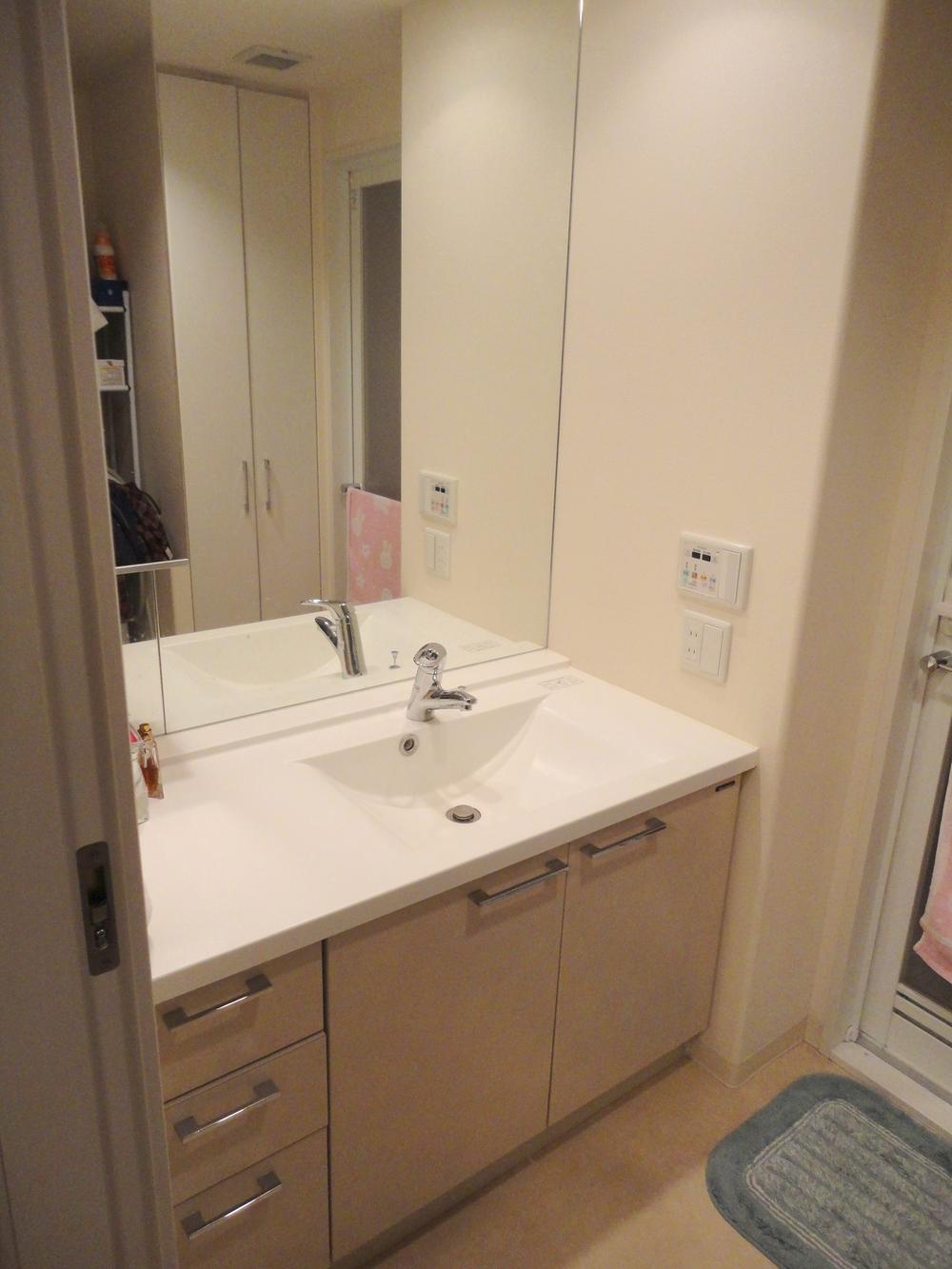 Wash basin, toilet. Dressing Room (December 2013 shooting)