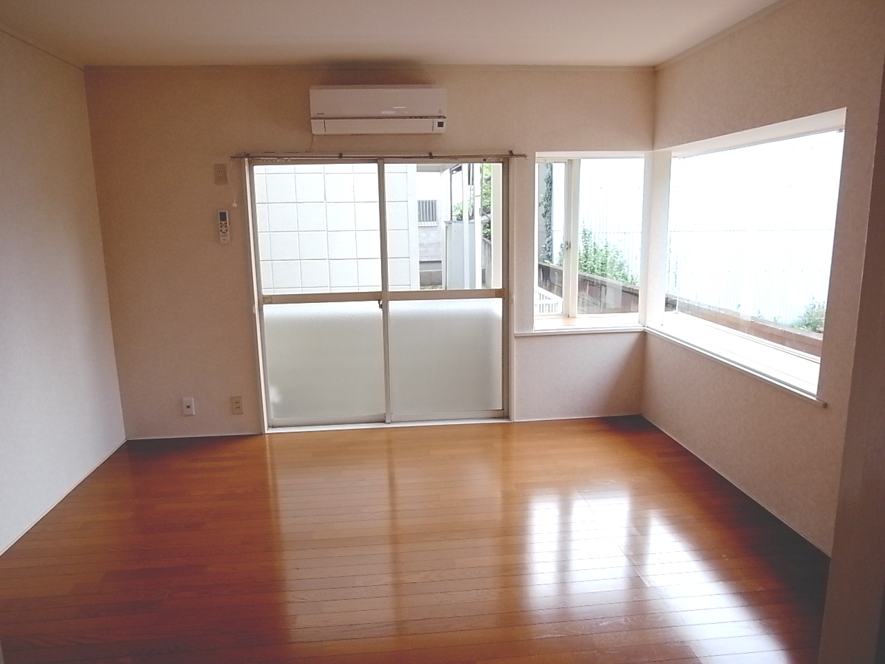 Living and room. Maebashi Hakoda cho Akkora Rent room Western-style room flooring 1