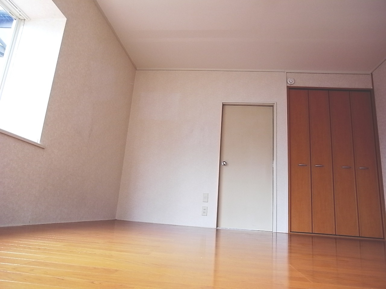 Living and room. Maebashi Hakoda cho Akkora Rent room Western-style room flooring 2