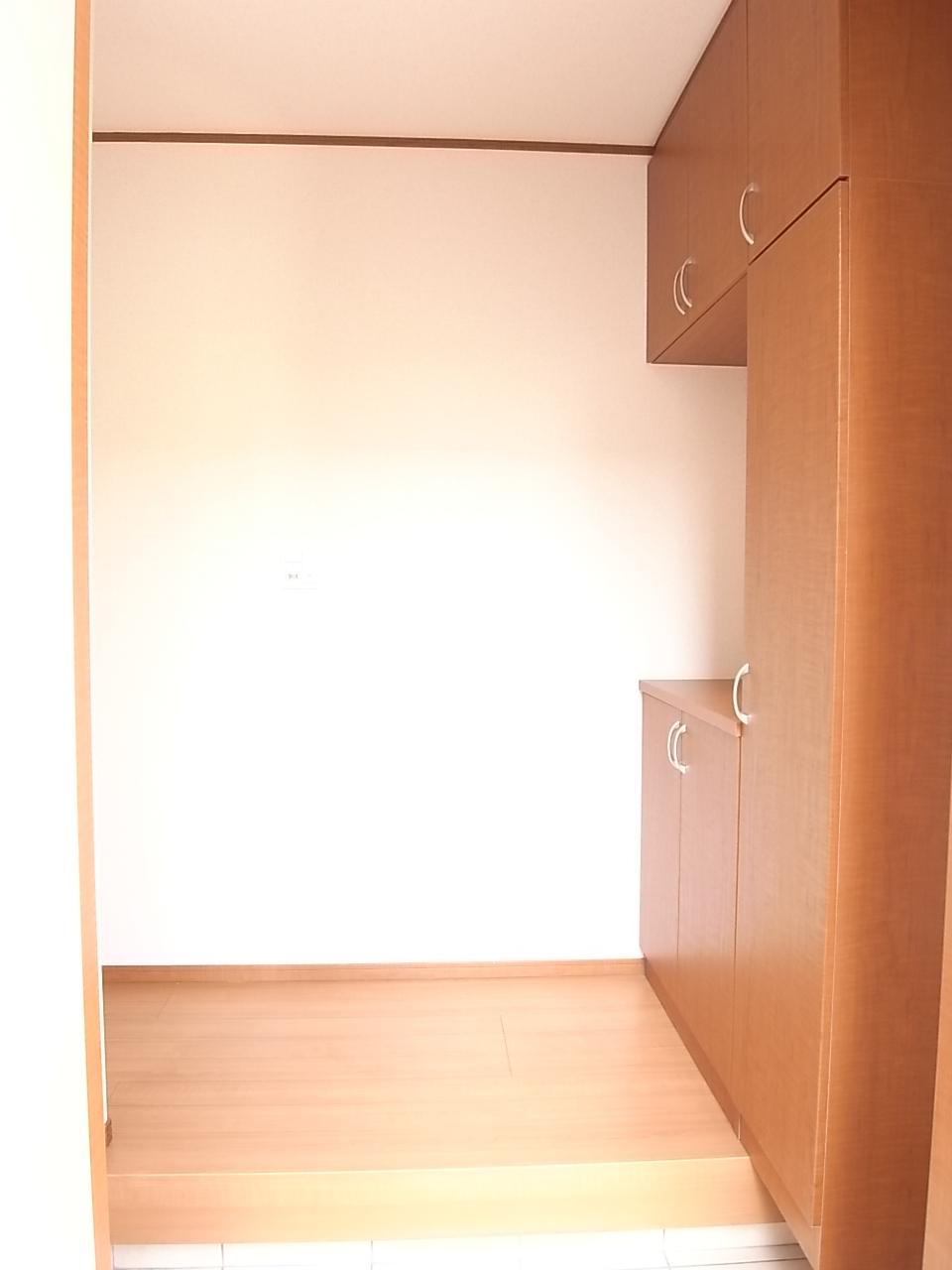 Entrance. Entrance of a large shoe box equipped! 