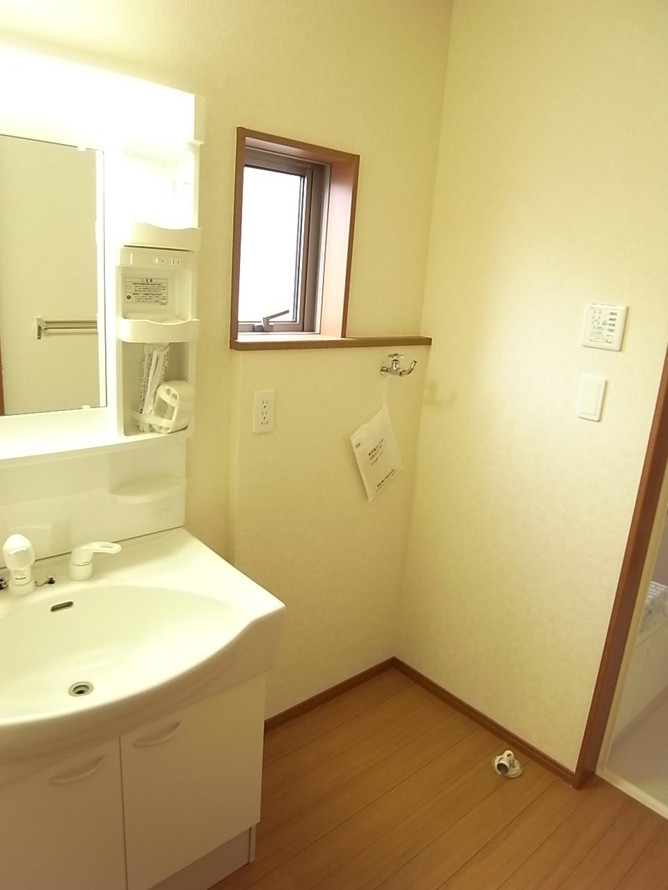 Wash basin, toilet. Place the shampoo dresser in the dressing room! 