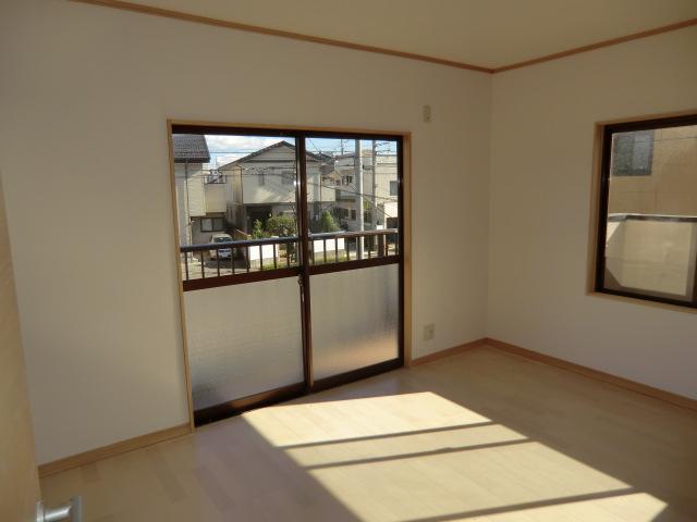 Non-living room. All rooms are renovation already!