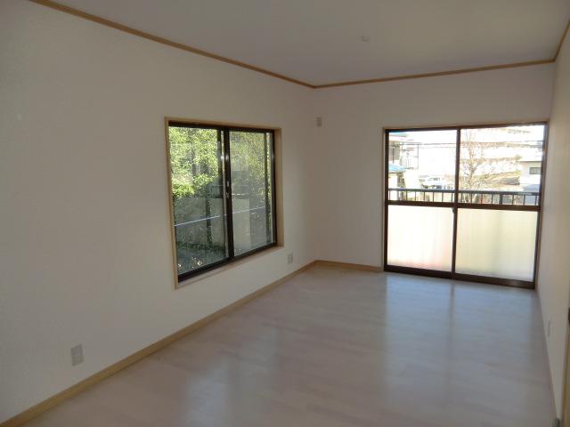 Non-living room. All rooms are renovation already!