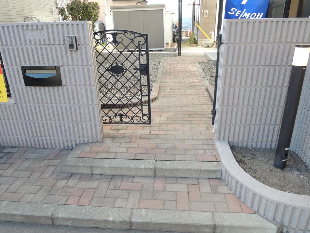 Garden. Clean entrance approach!