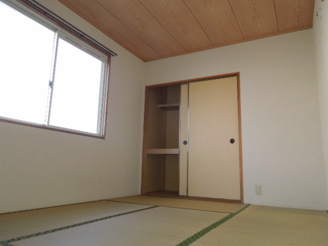 Other room space. Independent quiet Japanese-style room was