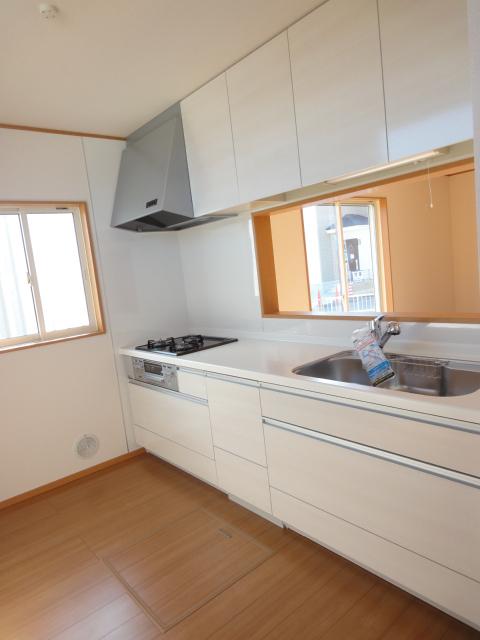 Kitchen. To take full advantage of the dead space of the feet, The pursuit of storage capacity and ease of use "slide type"! Also have a water purifier! 