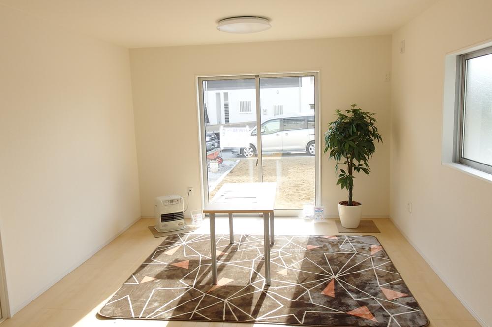 Living. Bright living-dining that white was the keynote! 