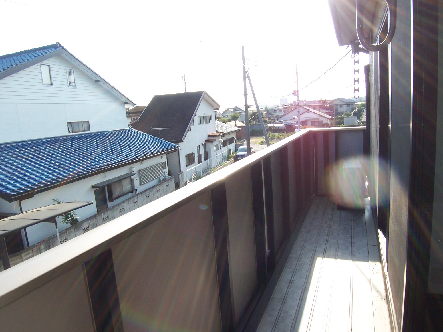 Balcony. We go out on the balcony from two rooms. Sleep to dry the futon. 