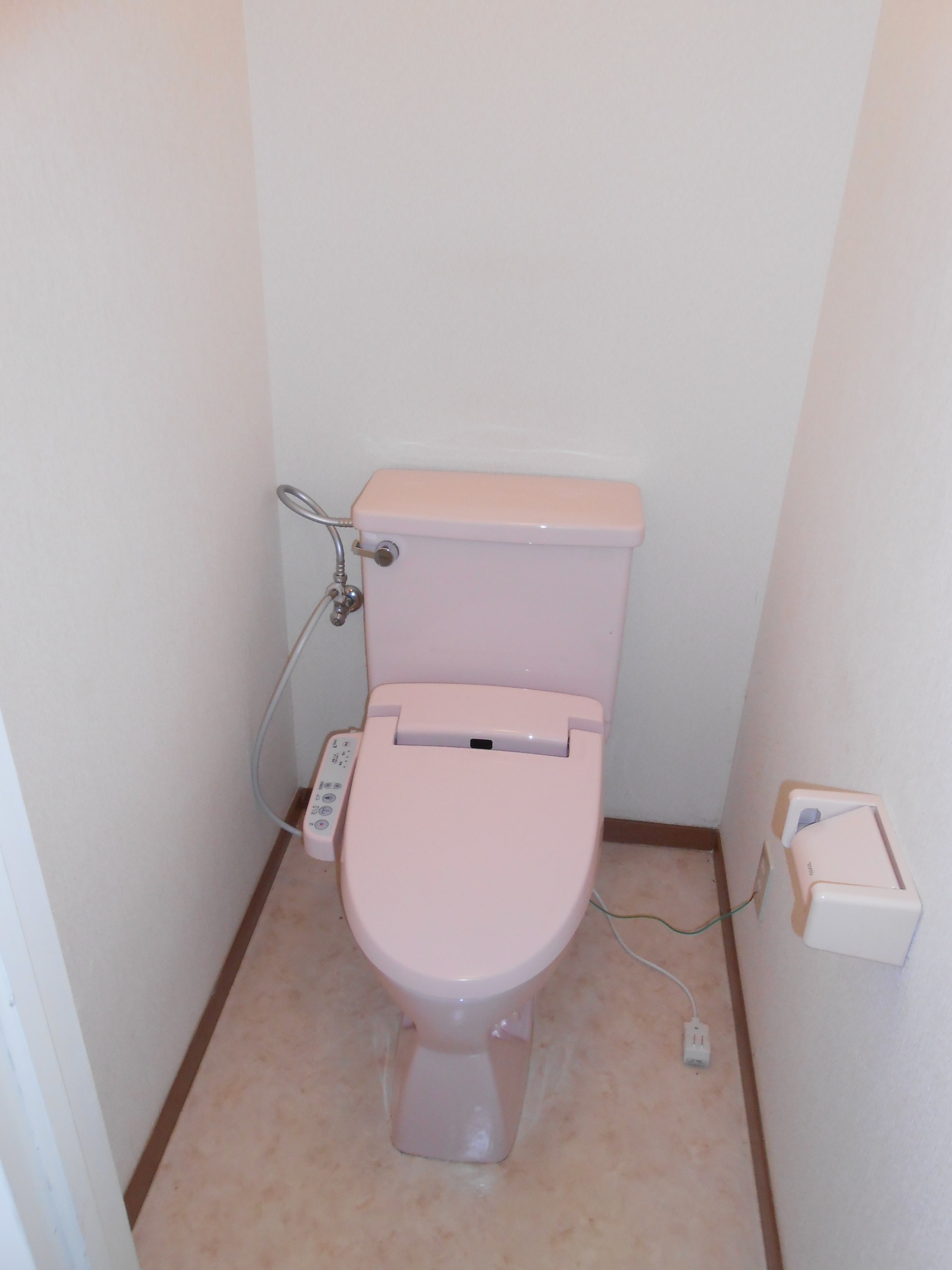 Toilet. Now exchange in warm water washing toilet seat. 