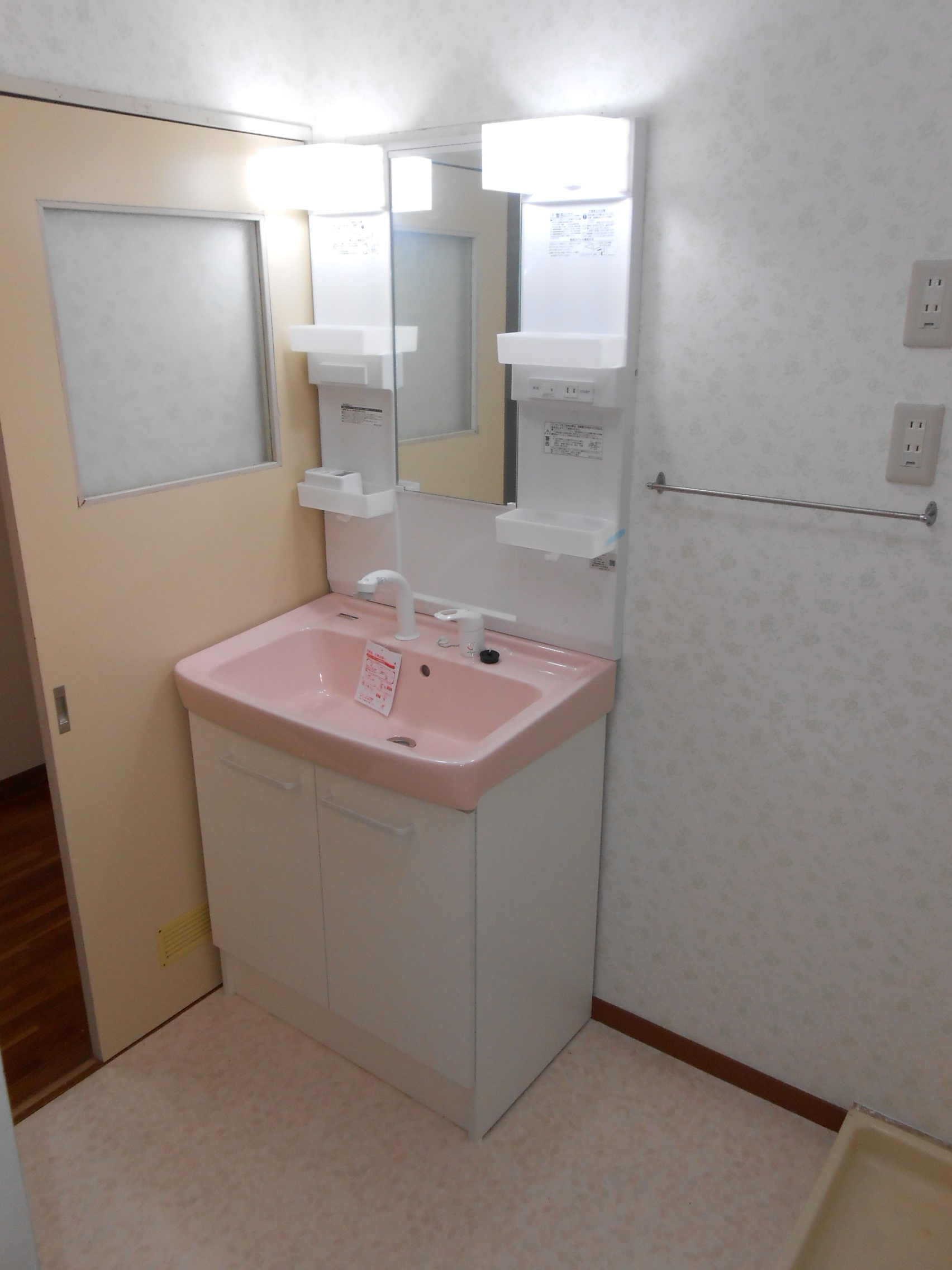 Washroom. Now exchange to shampoo dresser. 