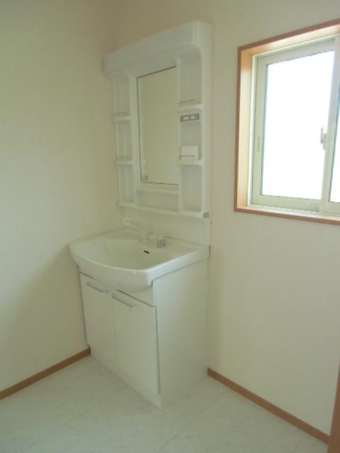 Wash basin, toilet. Washroom washstand It is nice to be a ventilation that with a window is a shampoo dresser! 