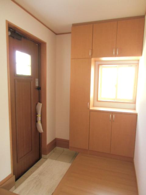 Entrance. Bright entrance hall shoe box if there is a window is also a large capacity! 