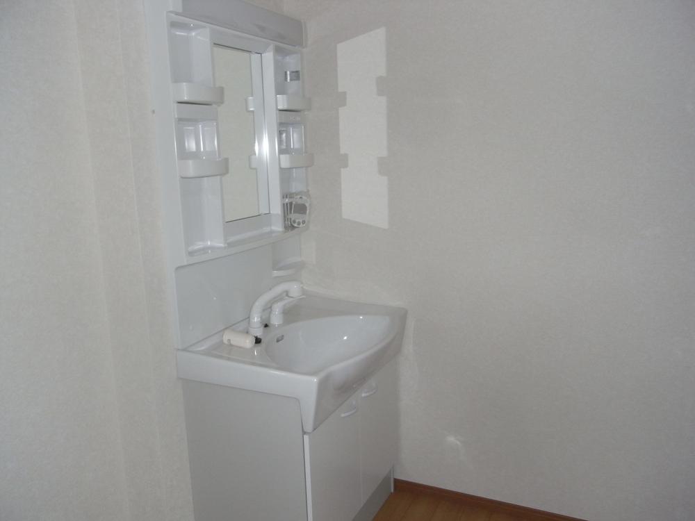 Wash basin, toilet. Each building common (shampoo dresser)! 