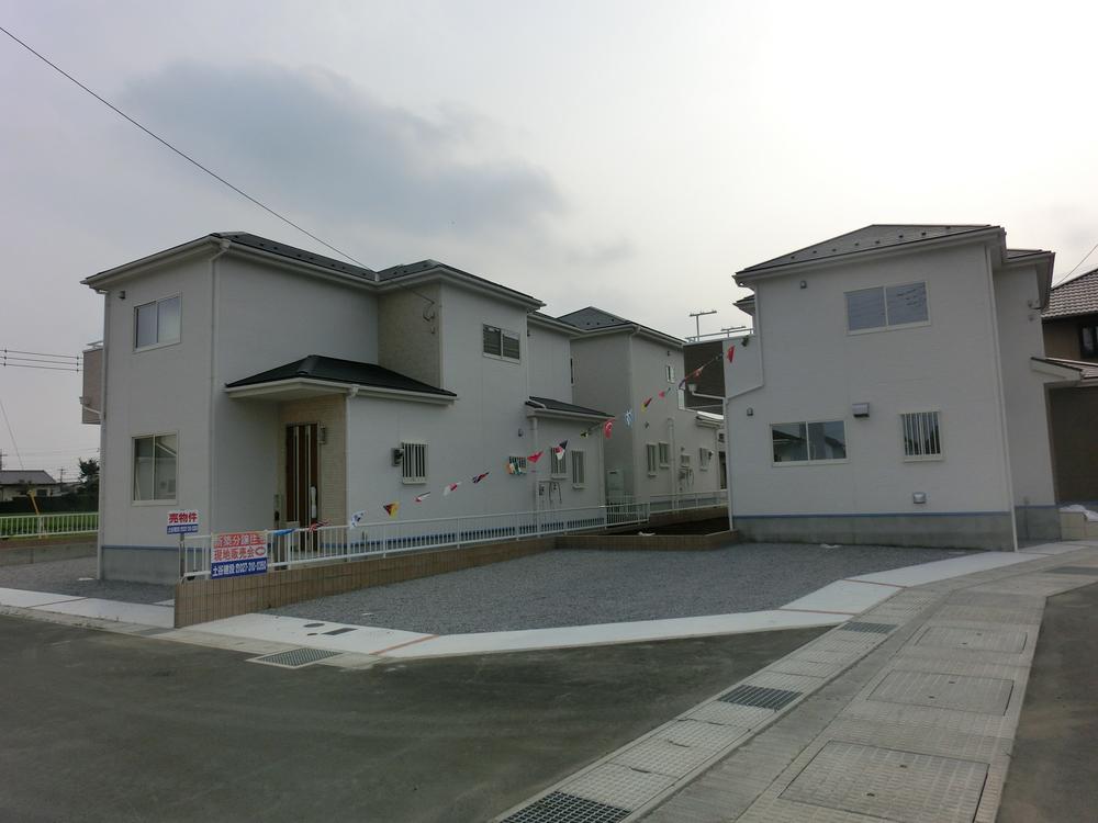 Local photos, including front road. 2 ・ Building 3