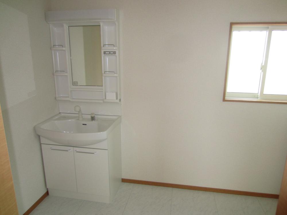 Wash basin, toilet. 5 Building