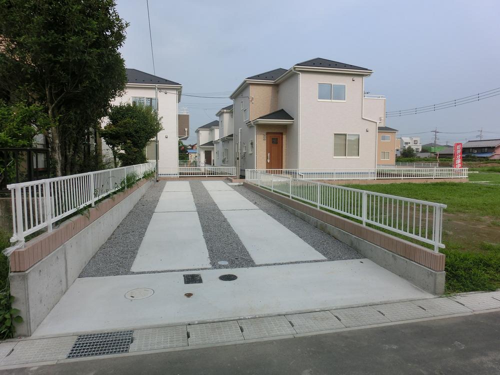 Parking lot. 1 Building