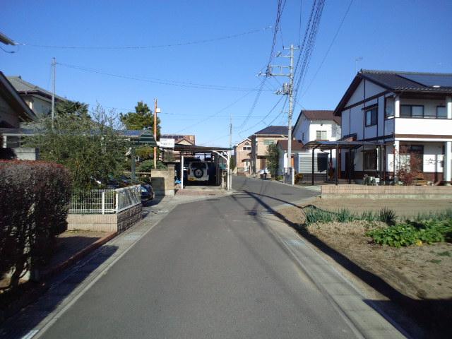 Local photos, including front road. Local (12 May 2012) shooting