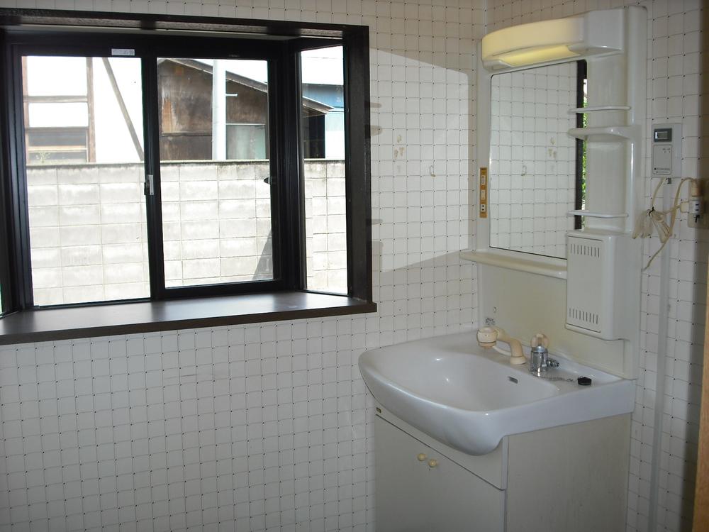 Wash basin, toilet. Basin dressing room with a bay window