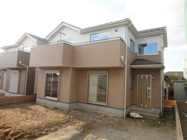 Local appearance photo. Standard equipped with a shutter on the first floor discharge window! You can send us a calm and quiet life. 