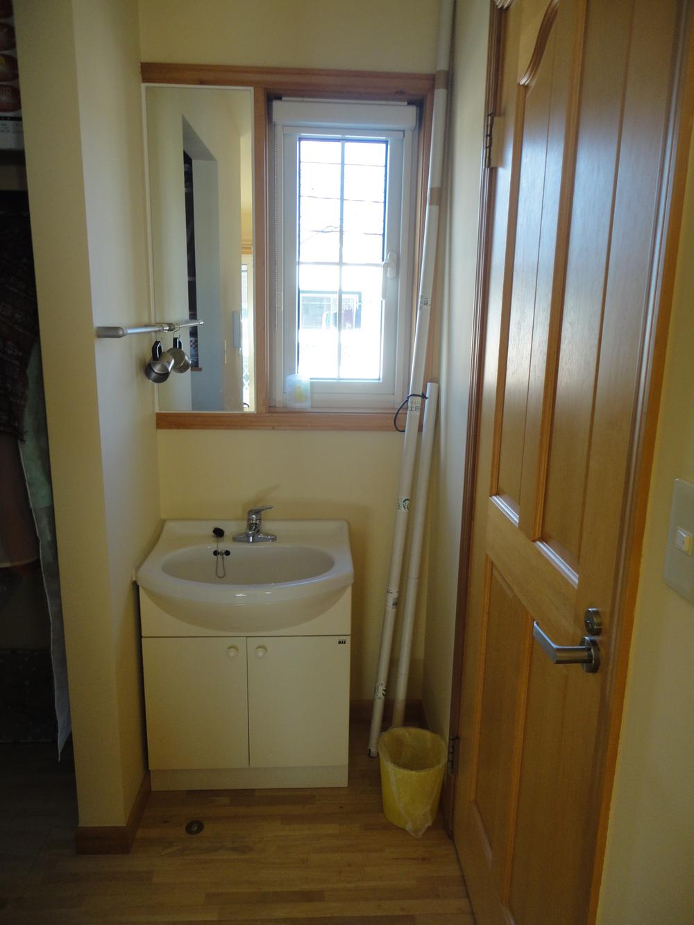 Wash basin, toilet. Washroom (2013 November shooting)