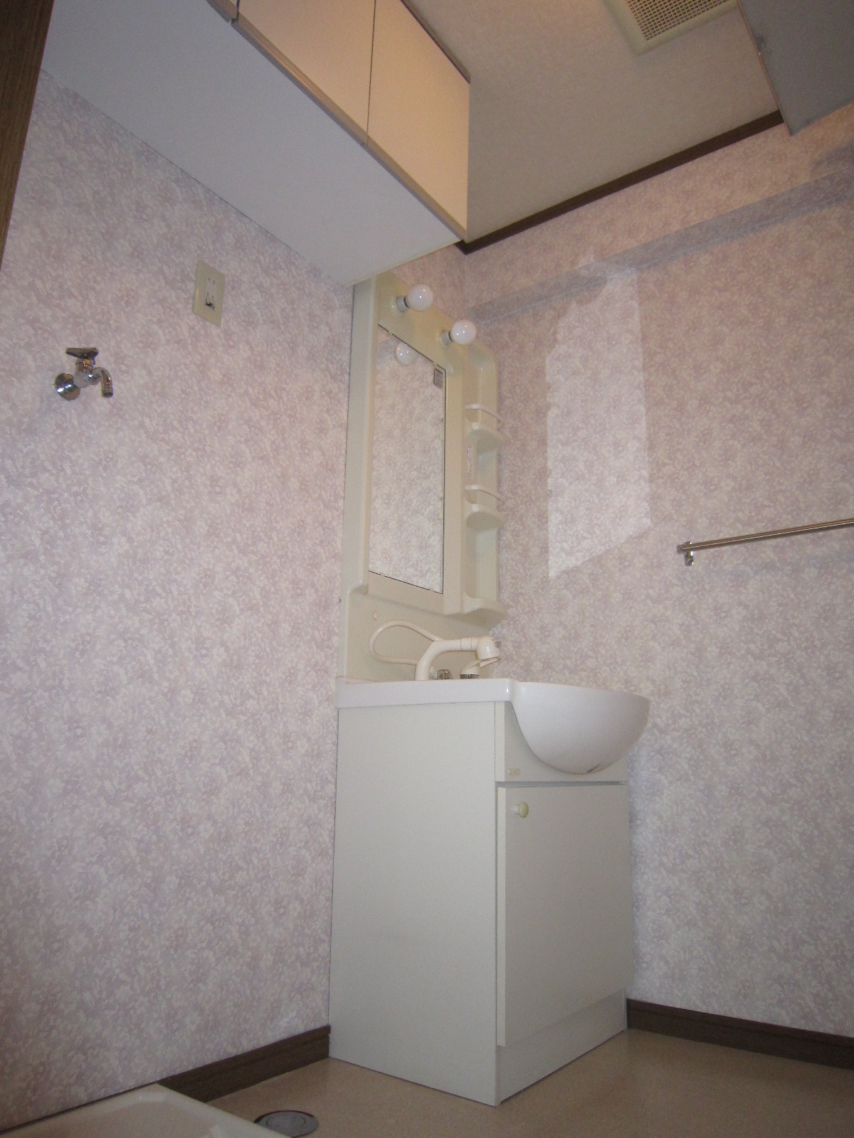 Other Equipment. Shampoo dresser storage ・ With hanging cupboard