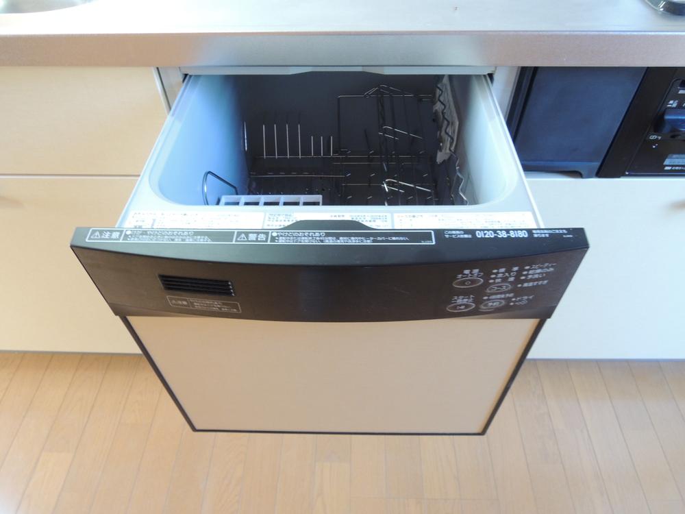 Kitchen. With built-in dishwashing! 