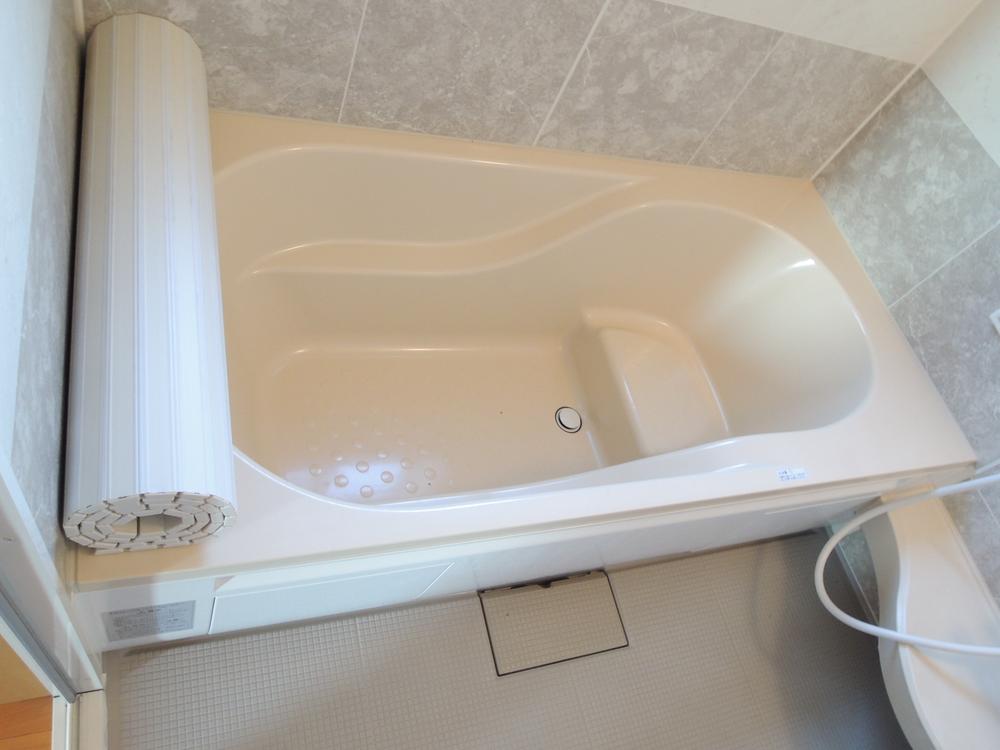 Bathroom. Sitz bath that can also be bench tub! 