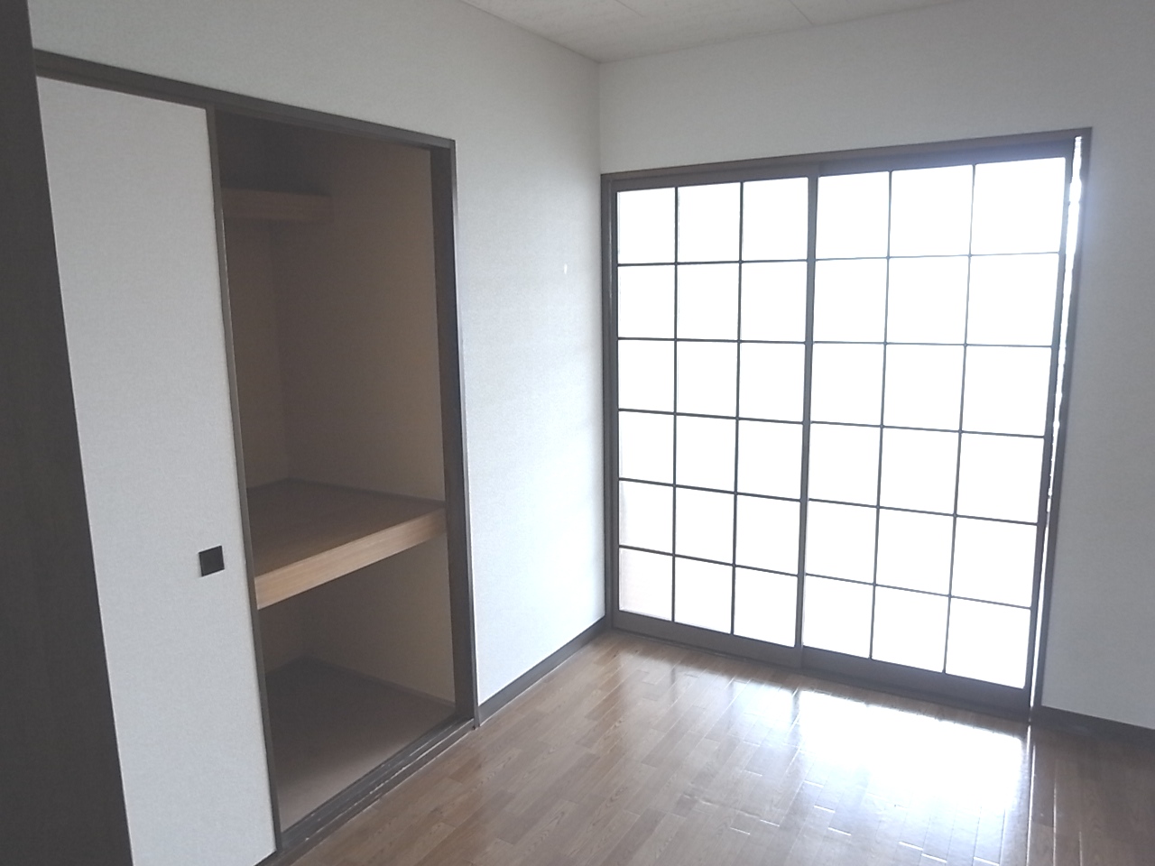 Living and room. Maebashi Nishikatakai cho Akkora Rent room Western-style room flooring 3