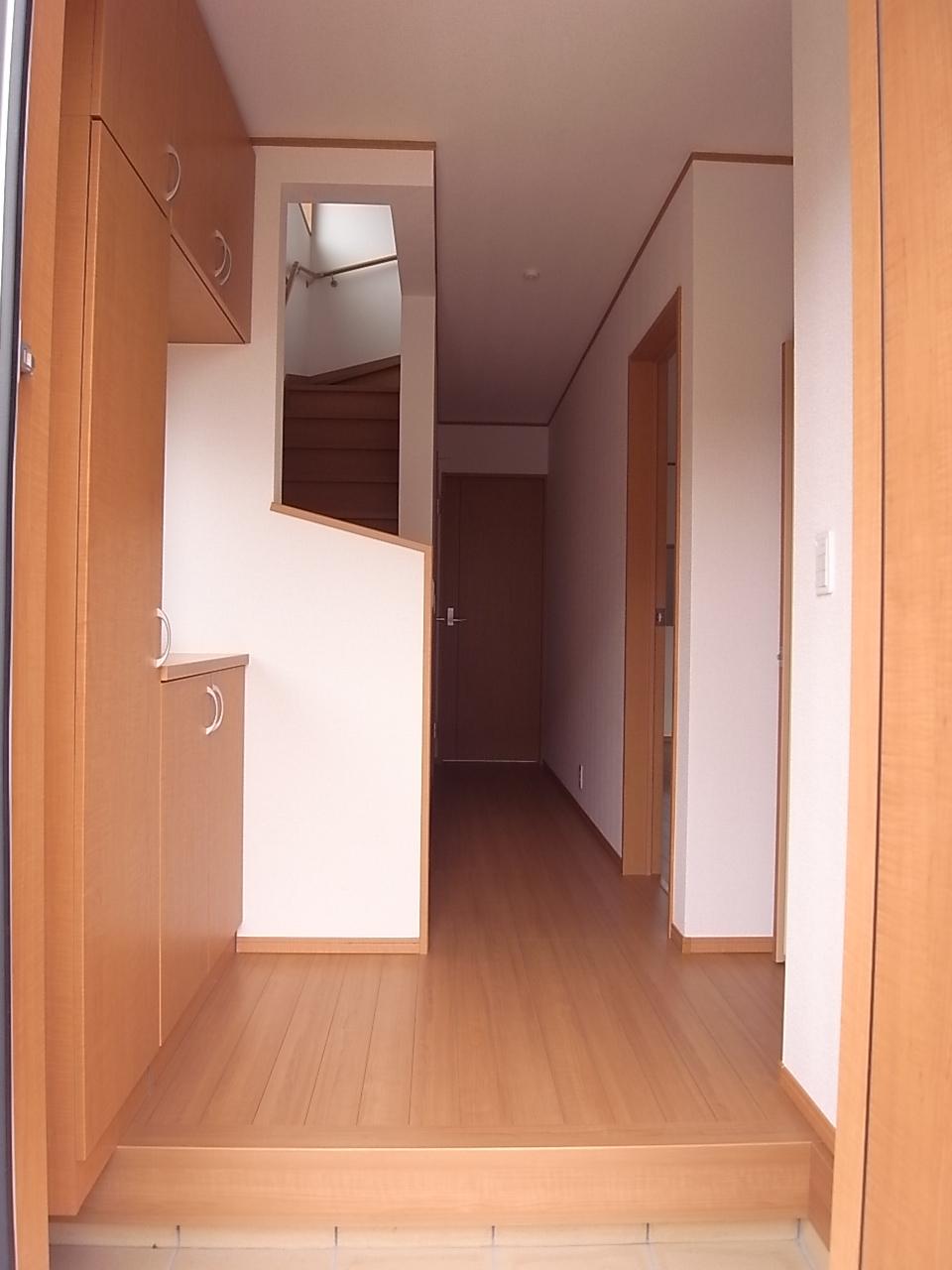 Entrance. Entrance of a large shoe box equipped! 