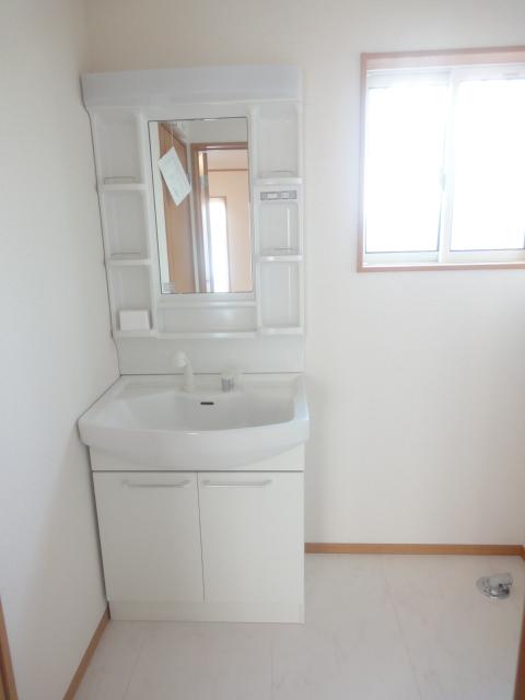 Wash basin, toilet. Shampoo dresser is of course the standard! 