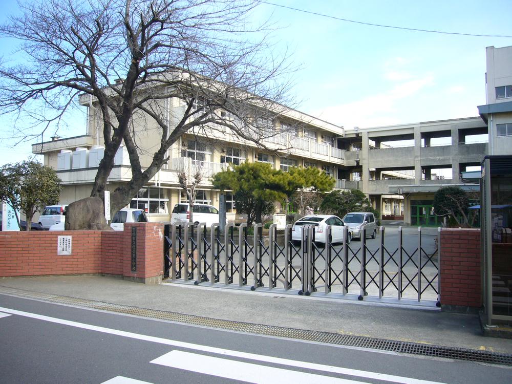 Primary school. 619m to Maebashi City Katsura Kayahigashi Elementary School