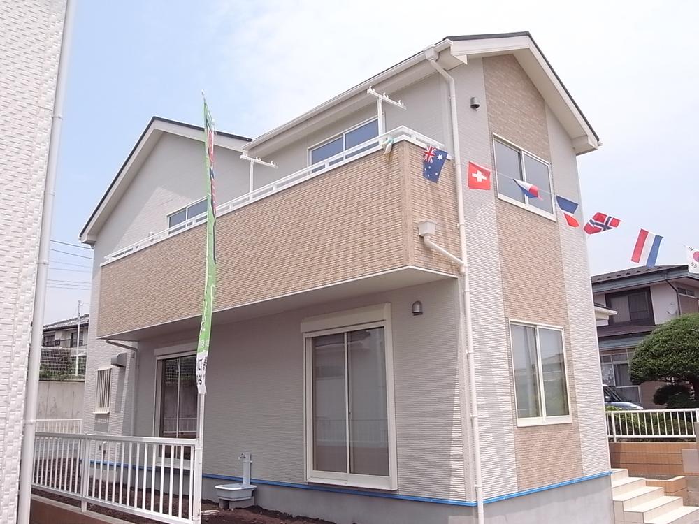 Local appearance photo. Parking parallel three or more OK! 